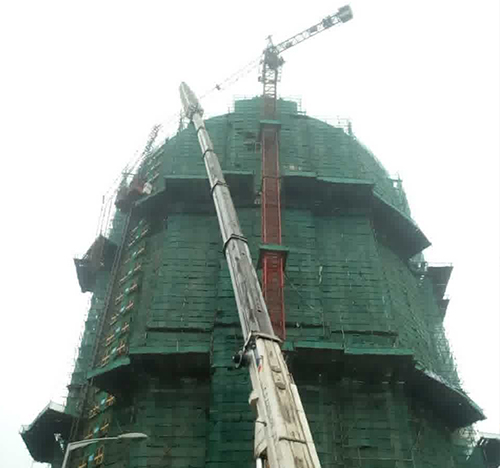 金昌吊车在工地上作业